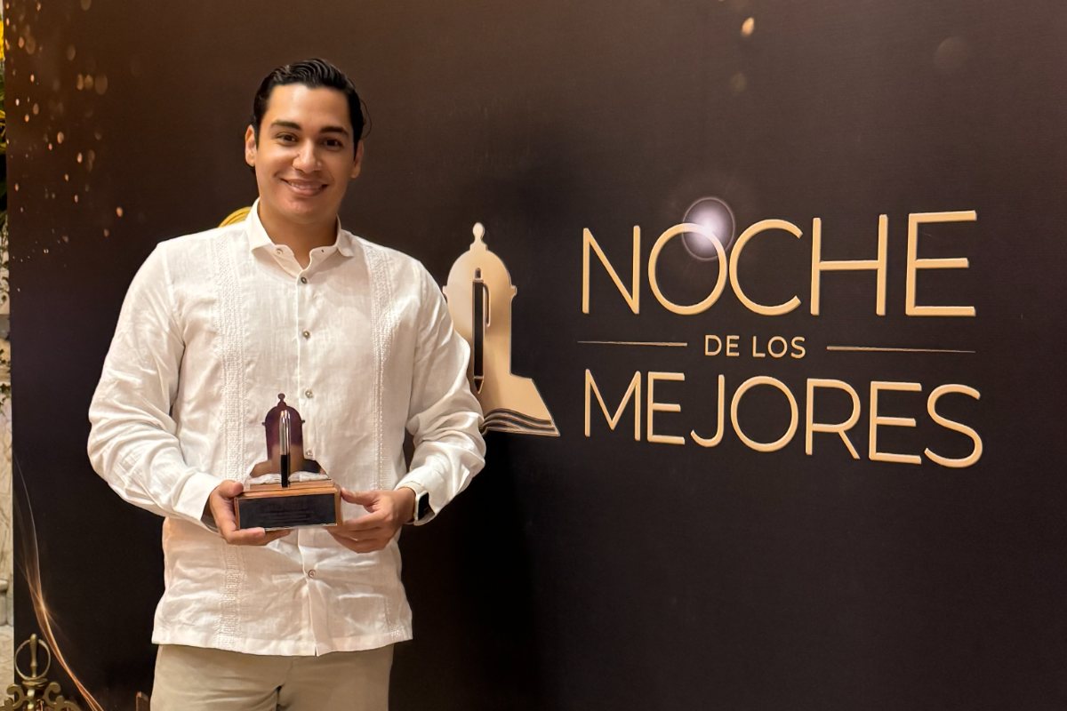 Ibrahim Gómez con el Premio de Educación Inclusiva en la gala Noche de los Mejores 2026, Cartagena