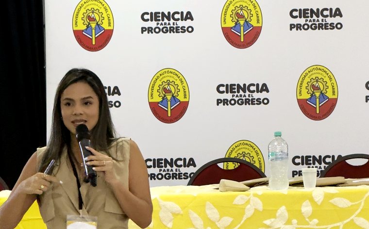 La Dra. Natalia Suárez (PhD) en la jornada de TDAH