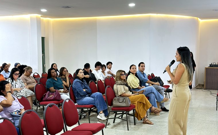 La Dra. Natalia Suárez frente a los asistentes