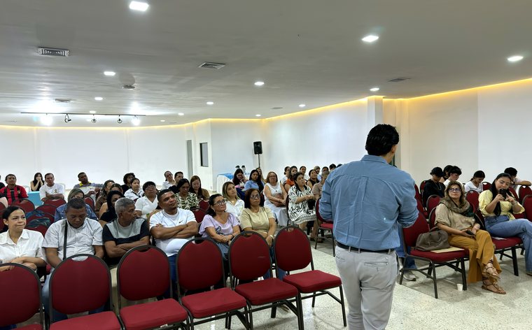 Auditorio lleno de docentes en la jornada