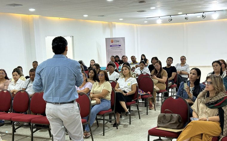 Ibrahim Gómez presentando ante los asistentes