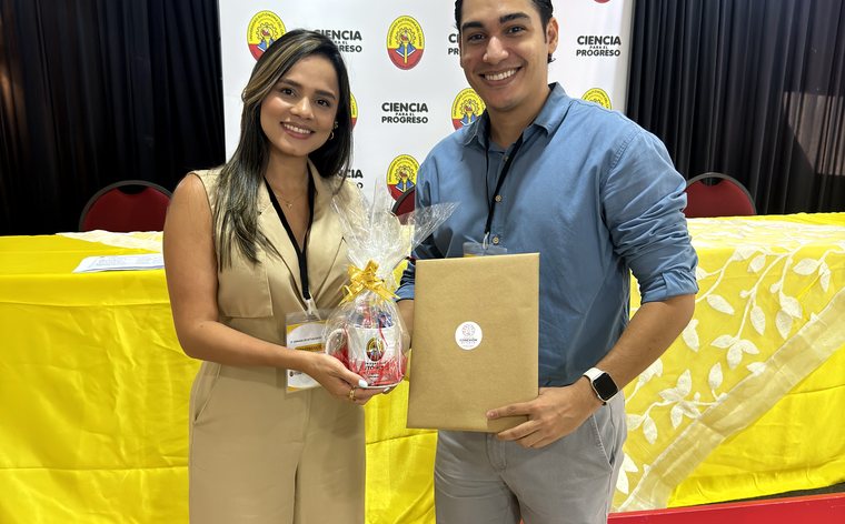 Entrega de reconocimiento en la jornada